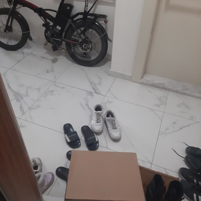 Teslimat Kodu Olmadan Kapıya Bırakılan Kargo Müşteri Güvenliğini Tehlikeye Atıyor