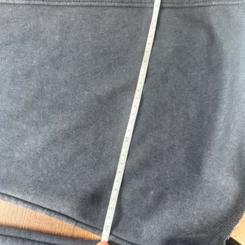 Pantalón Bershka con medidas desiguales y fallo de calidad