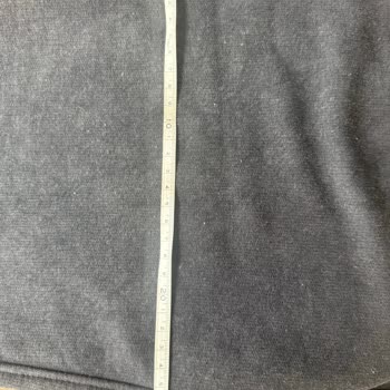 Pantalón Bershka con medidas desiguales y fallo de calidad