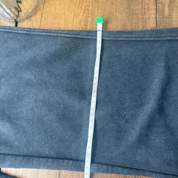 Pantalón Bershka con medidas desiguales y fallo de calidad