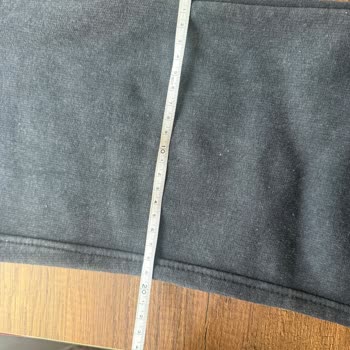 Pantalón Bershka con medidas desiguales y fallo de calidad