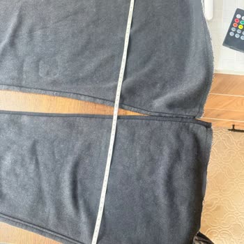 Pantalón Bershka con medidas desiguales y fallo de calidad