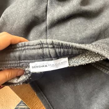 Pantalón Bershka con medidas desiguales y fallo de calidad