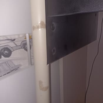 Lajivert Çalışma Masasında Boya Dökülmesi Ve İlgisiz Geri Dönüş