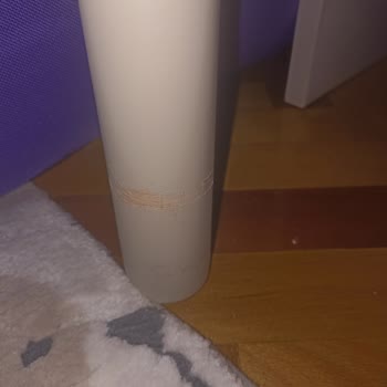 Lajivert Çalışma Masasında Boya Dökülmesi Ve İlgisiz Geri Dönüş