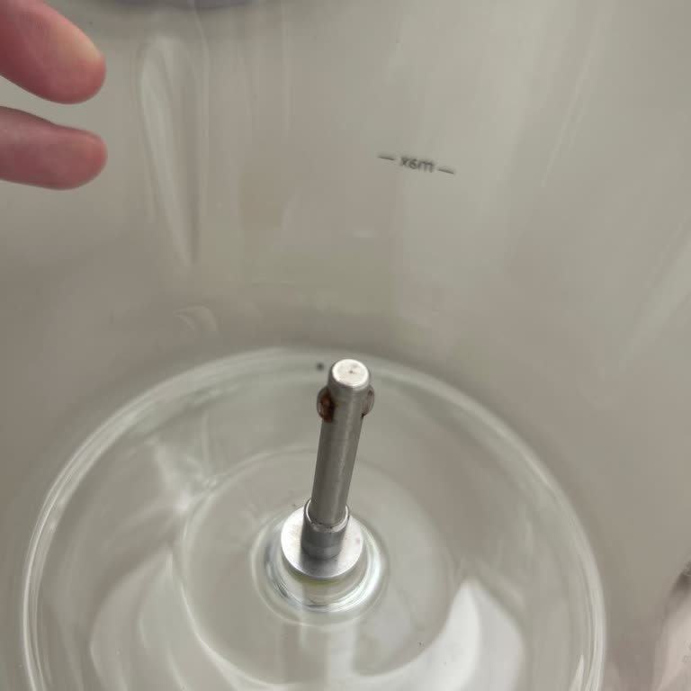 Russell Hobbs con corrosión y motor defectuoso, servicio sin solución