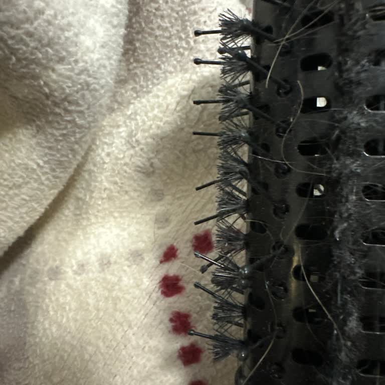 Fırça Ucu Parçaları Düşerek Saç Derisine Çarpıyor, Yedek Parça Talebi