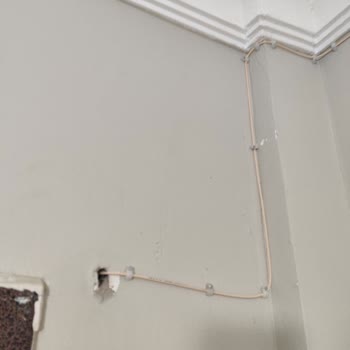 Eve Zarar Veren Özensiz Kablo Döşemesi Ve Hasarlı TV Plus Kutusu