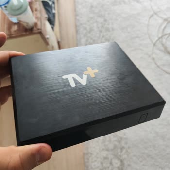 Eve Zarar Veren Özensiz Kablo Döşemesi Ve Hasarlı TV Plus Kutusu