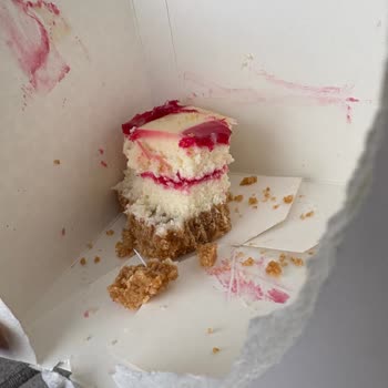 Starbucks Madenler Şubesinde Paket Servis Cheesecake’inde Keskin Plastik Çubuk