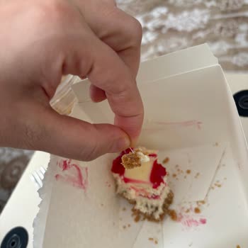 Starbucks Madenler Şubesinde Paket Servis Cheesecake’inde Keskin Plastik Çubuk