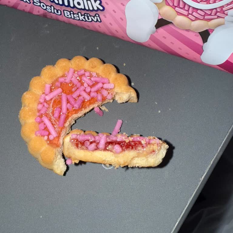 Eti Cin Çilekli Bisküvi Paketi İçinde Kıl Yumağıyla Karşılaştım