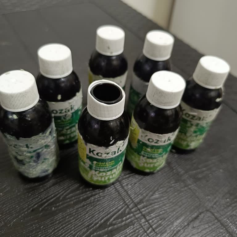 Kırık Şişeler Ve Şurup Sızıntısıyla Gelen Özensiz Paketleme