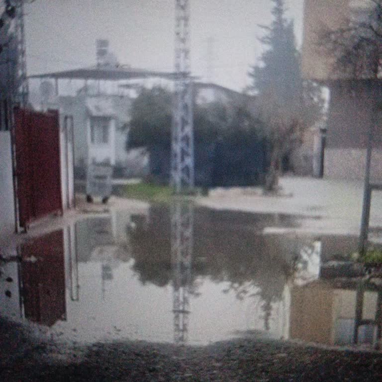 Zeytindalı Mahallesi Çakıl Sokakta Yağmurda Yol Gölete Dönüyor