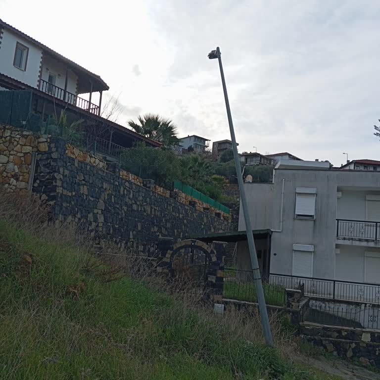 Foça’da Tehlikeli Eğilmiş Elektrik Direği Harekete Geçilmiyor