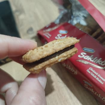 Saklıköy Bisküvi İçinde Beyaz Kıl Hijyen Sorununu Ortaya Çıkarıyor