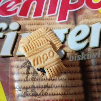 Tempo Finger Bisküvi İçinde Siyah Bir Cisim