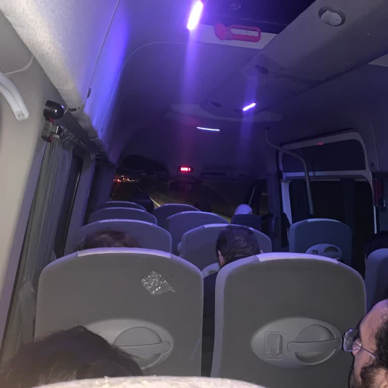 İzmir Edremit Seferinde Dar Koltuklar Yolcu Konforunu Boğuyor