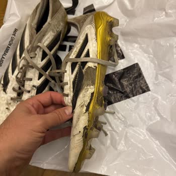 Botas de Fútbol Adidas se descosieron, solicito reembolso inmediato