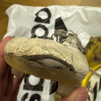 Botas de Fútbol Adidas se descosieron, solicito reembolso inmediato