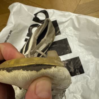 Botas de Fútbol Adidas se descosieron, solicito reembolso inmediato