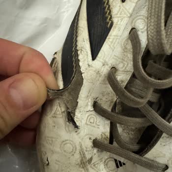 Botas de Fútbol Adidas se descosieron, solicito reembolso inmediato