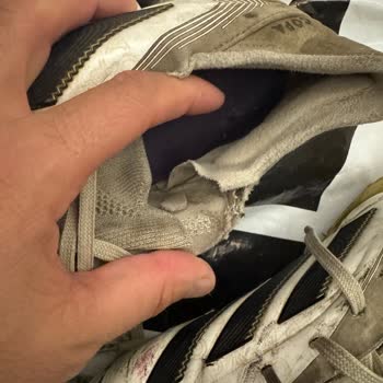 Botas de Fútbol Adidas se descosieron, solicito reembolso inmediato