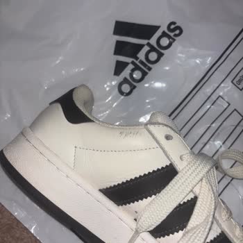 Rechazo de devolución de zapatillas Adidas Campus 00s por defectos
