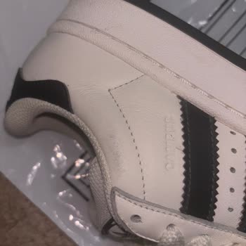 Rechazo de devolución de zapatillas Adidas Campus 00s por defectos