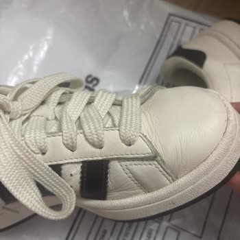 Rechazo de devolución de zapatillas Adidas Campus 00s por defectos