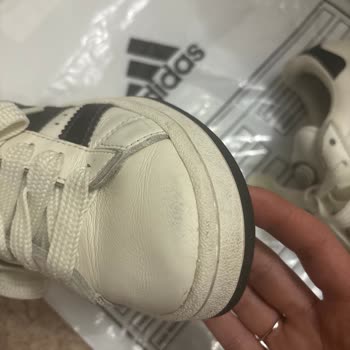 Rechazo de devolución de zapatillas Adidas Campus 00s por defectos