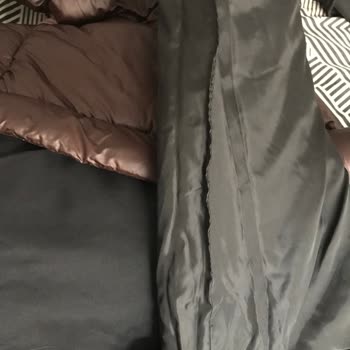 Stradivarius rechaza devolución por abrigo defectuoso en tienda