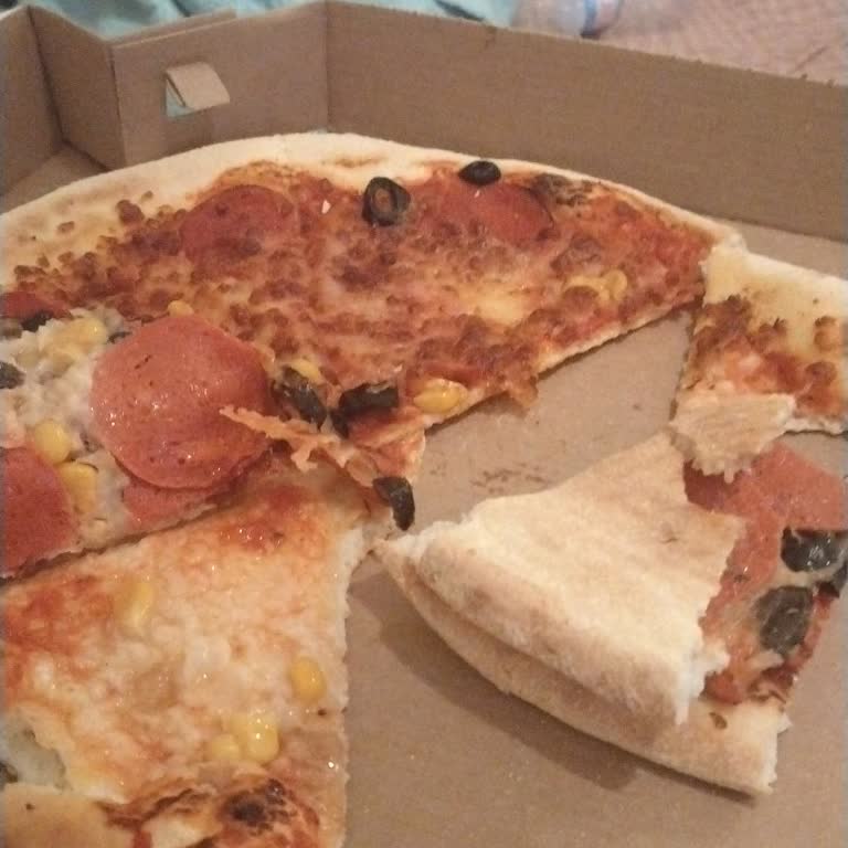 Siparişimiz Gecikti Ve Yanlış Kalın Hamurlu Soğuk Pizza Geldi