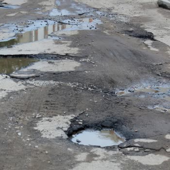 İnegöl Cerrah Mahallesi 1028. Sokakta Çukurlar Araç Ön Takımını Ve Lastiği Tehlikeye Atıyor