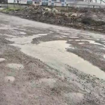 İnegöl Cerrah Mahallesi 1028. Sokakta Çukurlar Araç Ön Takımını Ve Lastiği Tehlikeye Atıyor