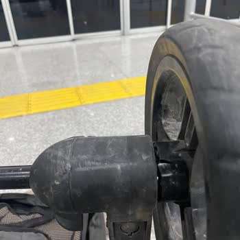 Kırık Valiz Ve Bebek Arabası Şikayetinde Havaş Ve Güvenlik Görevlilerinin İlgisizliği