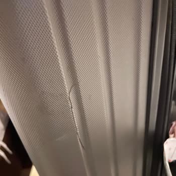 Kırık Valiz Ve Bebek Arabası Şikayetinde Havaş Ve Güvenlik Görevlilerinin İlgisizliği