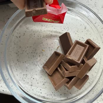 Ülker Çikolatasında Kurt Bulunması Güven Kaybına Ve Sağlık Endişesine Yol Açtı