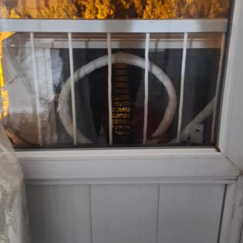 Muratpaşa’da Yanlış Klima Montajı Ve Boru Eksikliği Sebebiyle Su Sızması Ve Balkon Titremesi