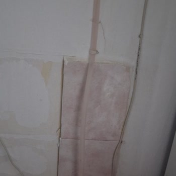 Muratpaşa’da Yanlış Klima Montajı Ve Boru Eksikliği Sebebiyle Su Sızması Ve Balkon Titremesi