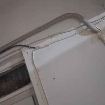 Muratpaşa’da Yanlış Klima Montajı Ve Boru Eksikliği Sebebiyle Su Sızması Ve Balkon Titremesi