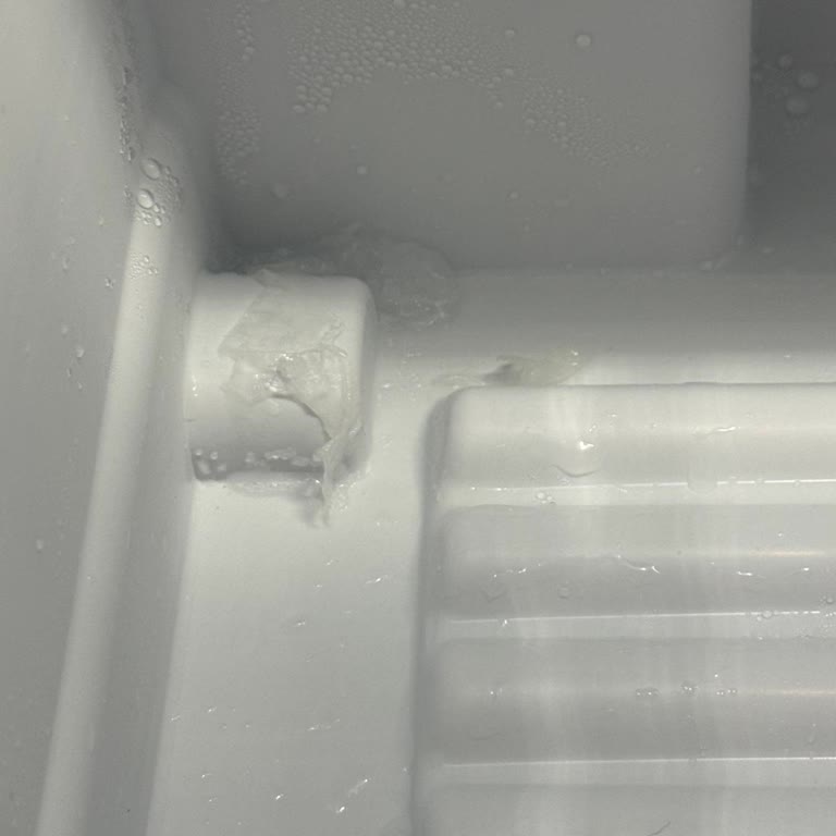 Bosch Buzdolabının Kapak Çizikleri Ve Sebzelik Buz Tutması