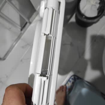 Turkuaz Klozet Kapağının Plastik Menteşesi Aniden Kırıldı Ve Yedek Parça Bulunamıyor