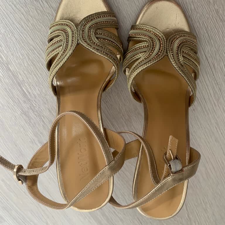 Yeni Aldığım Kadın Deri Sandalet Kullanılmış Çıktı, İade Ve Telafi Talep Ediyorum