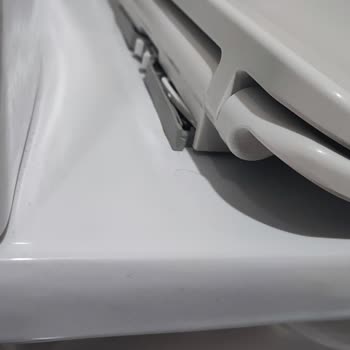 Turkuaz Bella Klozet Kapağının Menteşesi Kırıldı, Ücretsiz Yedek Parça Talebi