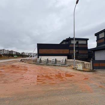 Nevruz Ve Tekinalp Caddelerindeki Çamurlu Yolların Acil Asfaltlanmasını İstiyoruz