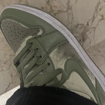 Yağmurlu Hava Nedeniyle Jordan Air 1 Mid Ayakkabısında Kalite Sorunu