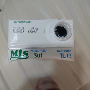 Şok Markette Yarım Yağlı Sütte Beyaz Parçacıklar Ve Tüketici Güveni Zedelenmesi