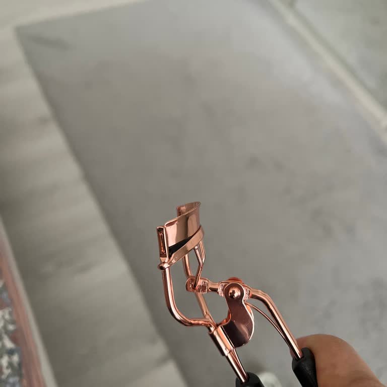 Kirpik Kıvırıcı Üretim Hatası Kirpiklerimi Kesti, İade Talebi