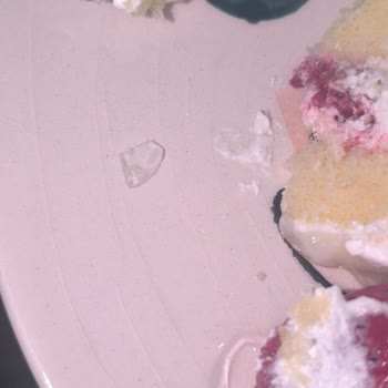 Cam Parçası Gelen Pasta: Sağlık Riski Ve Cevapsız İlgisizlik